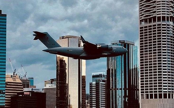 Boeing C-17 πετά ανάμεσα σε ουρανοξύστες και προκαλεί δέος – «11η Σεπτεμβρίου αν κάτι πάει στραβά» (βίντεο)
